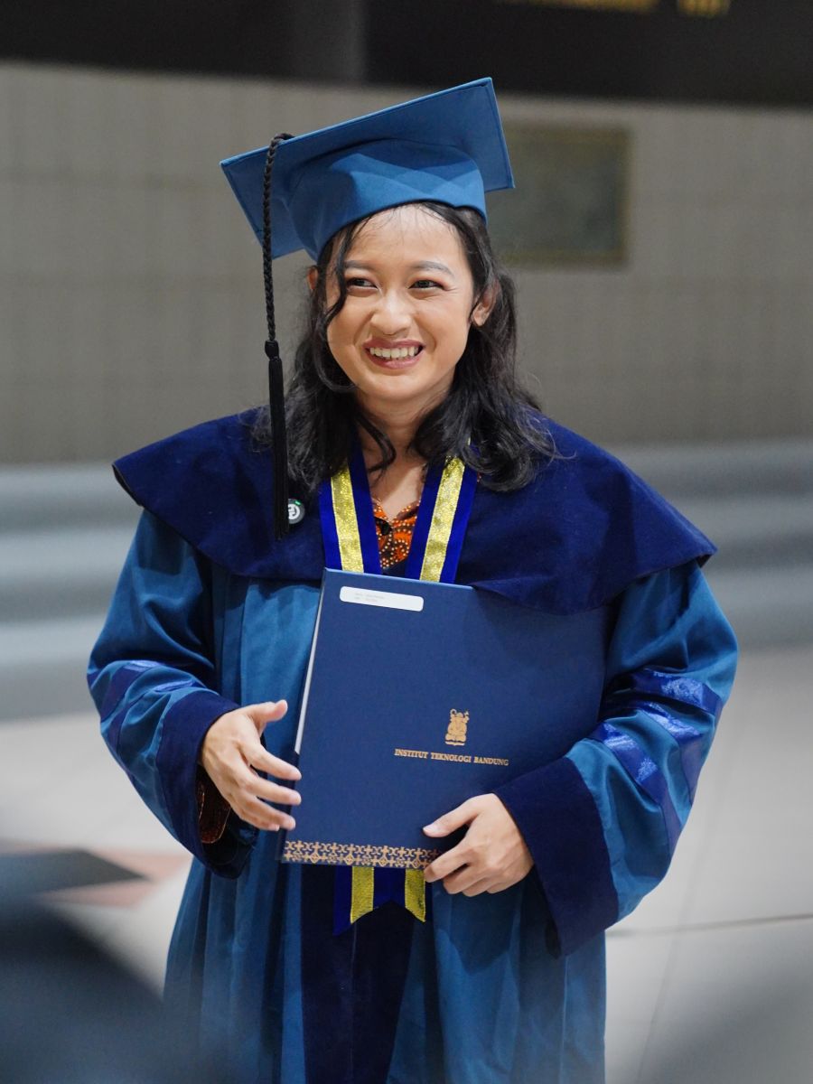 Jessie Manopo Wisudawan Doktor Termuda ITB, Raih Gelar Fisika di Usia 25 Tahun