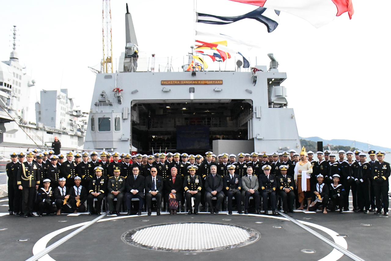 Pengibaran Bendera Merah Putih Tandai Penyerahan Resmi KRI Prabu Siliwangi-321 kepada TNI Angkatan Laut