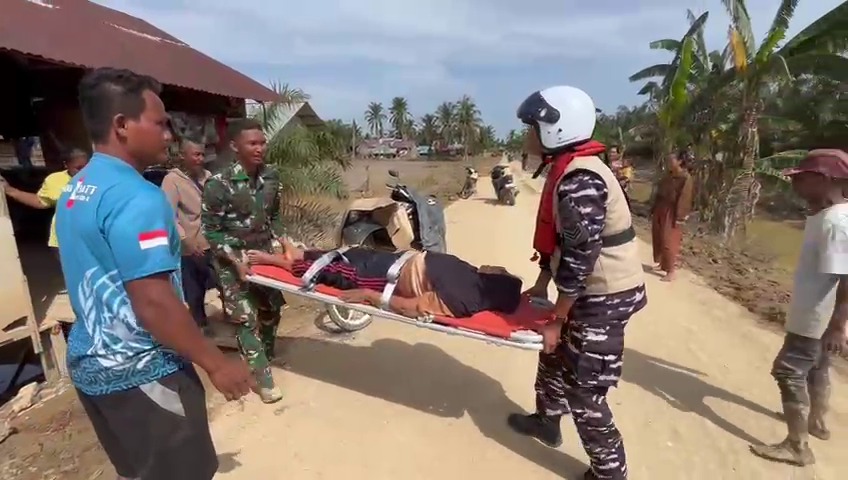 Embarkasi Ke Heli Panther HS-1302, KRI dr. Soeharso-990 Siap Distribusikan Bantuan ke Desa Marlempang di Aceh Tamiang