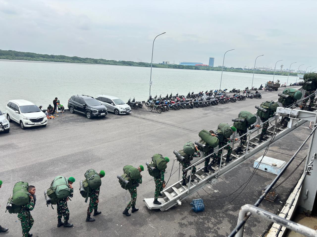 KRI Surabaya-591 Memberangkatkan Prajurit dan Bantuan Kemanusiaan, Wujud Sinergi TNI Pulihkan Aceh dan Sumatera Pasca Bencana