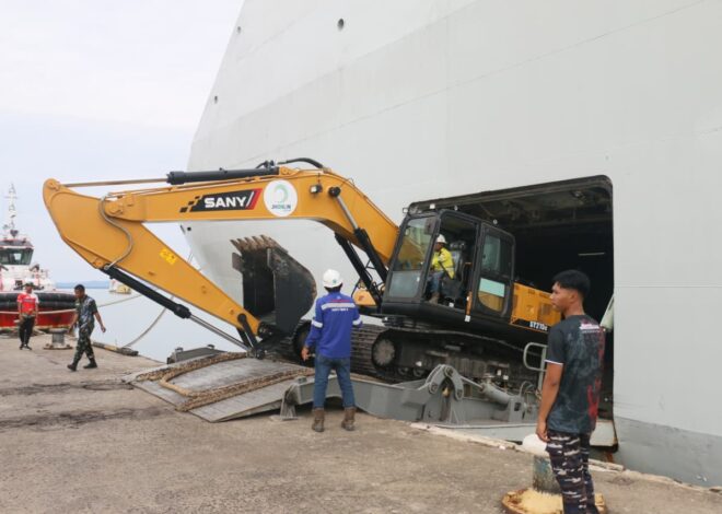 Sandar di Kota Baru, KRI Makassar-590 Embarkasi Alat Berat Dukung Penanganan Bencana di Aceh dan Sumatera