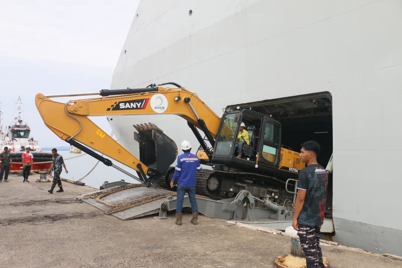 Sandar di Kota Baru, KRI Makassar-590 Embarkasi Alat Berat Dukung Penanganan Bencana di Aceh dan Sumatera