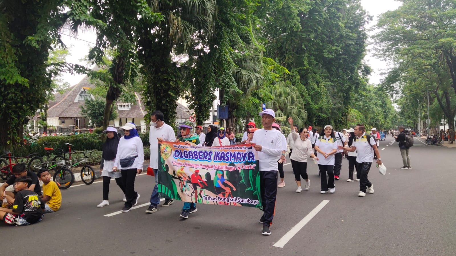 Komunitas IKASMAYA Adakan OLGABERS IKASMAYA di Taman Bungkul Surabaya