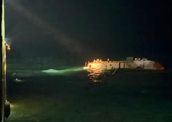 KRI BANJARMASIN 592 SIGAP SELAMATKAN 12 ABK KM PUTRA KUANTAN YANG TERBALIK DI LAUT ARAFURA