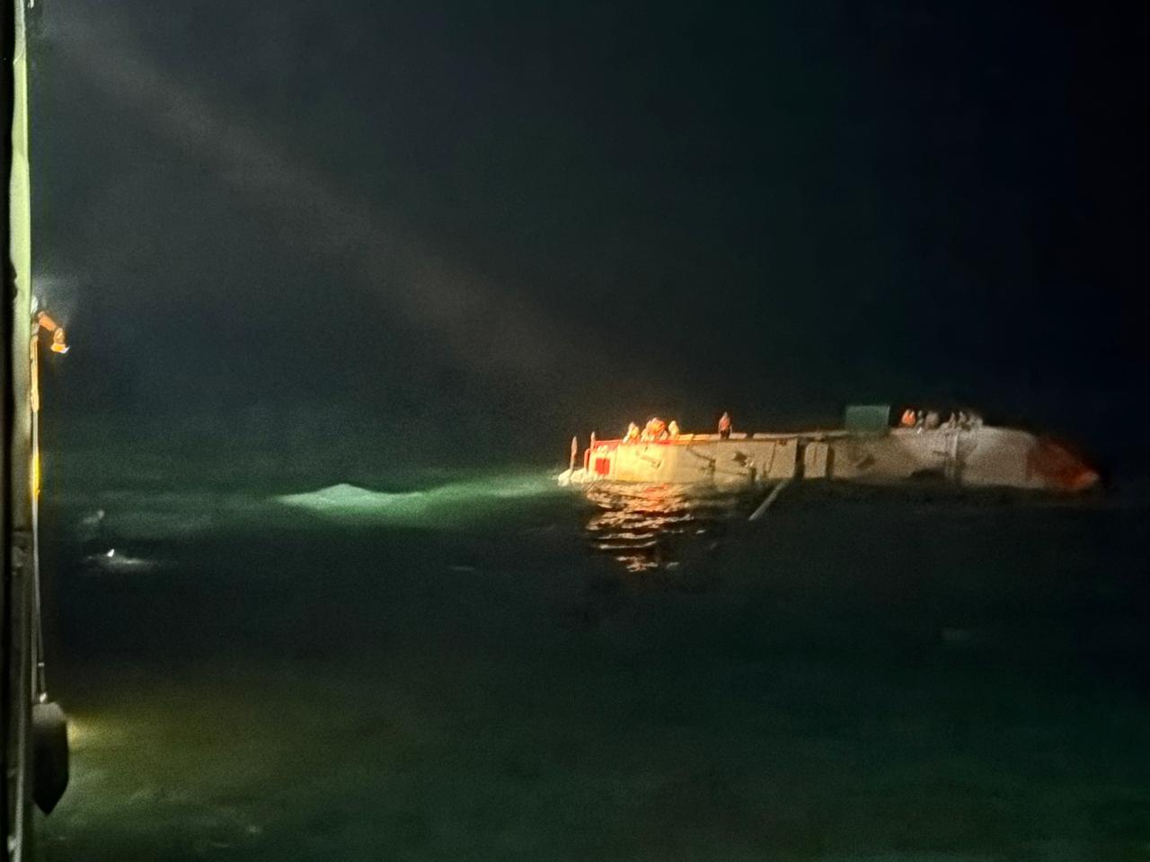 KRI BANJARMASIN 592 SIGAP SELAMATKAN 12 ABK KM PUTRA KUANTAN YANG TERBALIK DI LAUT ARAFURA