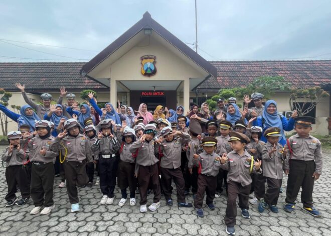Personel Polsek Balongbendo Edukasi Siswa PAUD Darus Sibyan, Tanamkan Citra Polisi Ramah Anak