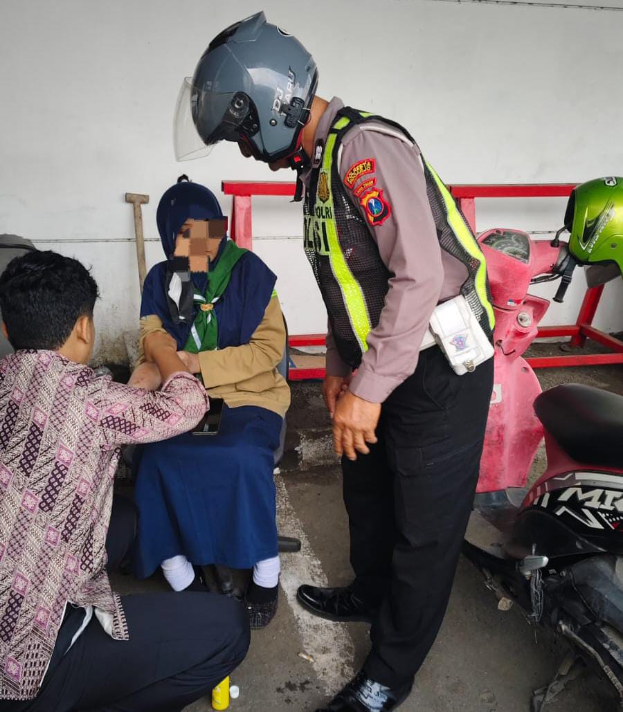 Respon Cepat Unit Lantas Polsek Taman Tangani Kecelakaan di Jalan Raya Kletek