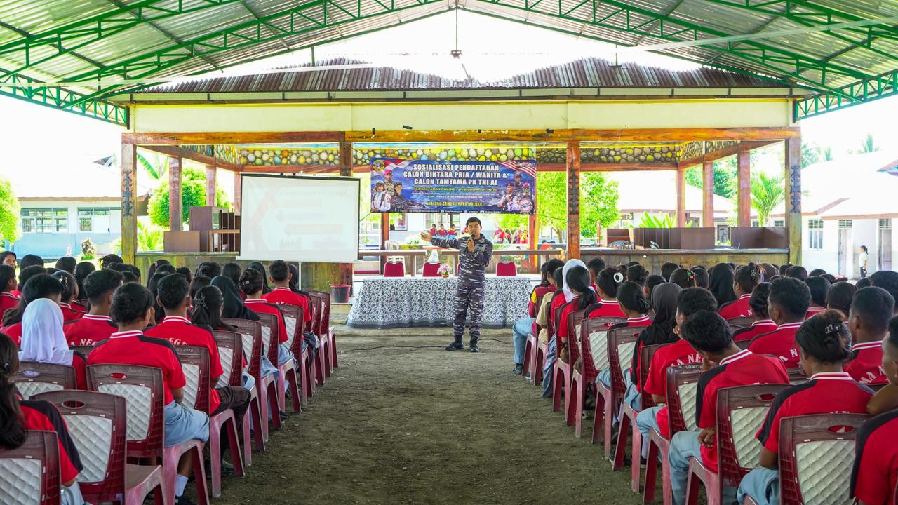Jaring Bibit Unggul dan Pastikan Transparansi Seleksi, Kodaeral IX Gelar Sosialisasi Penerimaan Prajurit TNI AL di Seram Barat