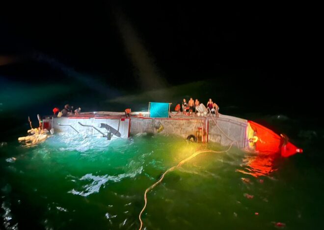 KRI BANJARMASIN 592 SIGAP SELAMATKAN 12 ABK KM PUTRA KUANTAN YANG TERBALIK DI LAUT ARAFURA