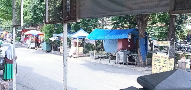 PKL di Sepanjang Jl. Raya Sutorejo Kurang Tersentuh Satpol PP Kota Surabaya