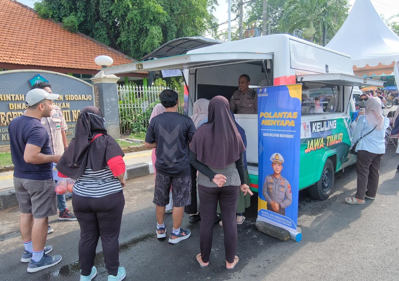 Permudah Masyarakat Bayar Pajak Kendaraan, Satlantas Polresta Sidoarjo Hadirkan Samsat Keliling di Car Free Day (CFD)