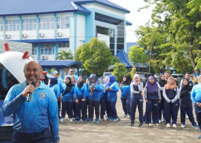 Rektor UHT Hadiri Ulang Tahun 100 Pegawai UHT, Diawali Aerobik Bersama di Halaman Rektorat