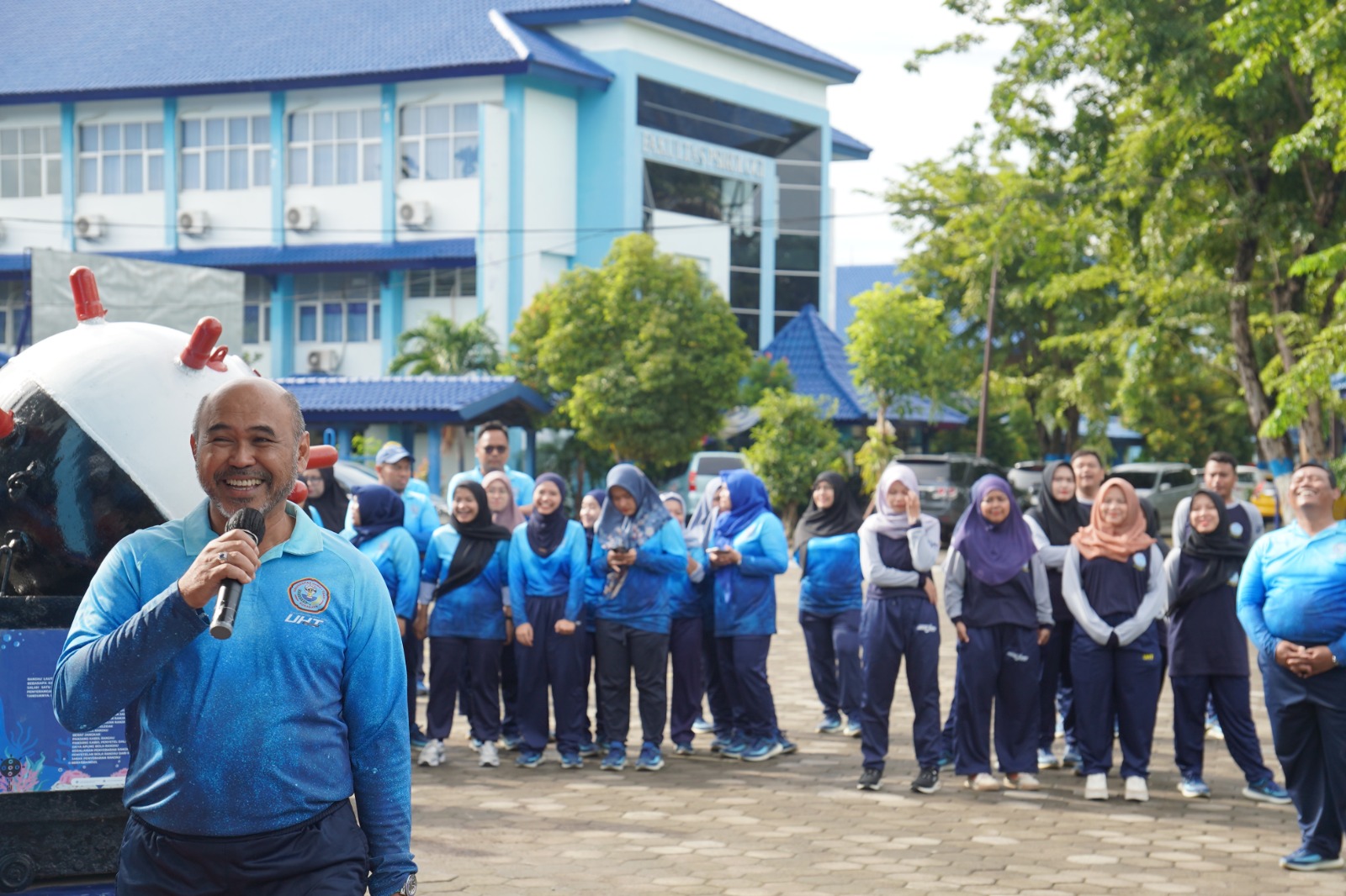 Rektor UHT Hadiri Ulang Tahun 100 Pegawai UHT, Diawali Aerobik Bersama di Halaman Rektorat