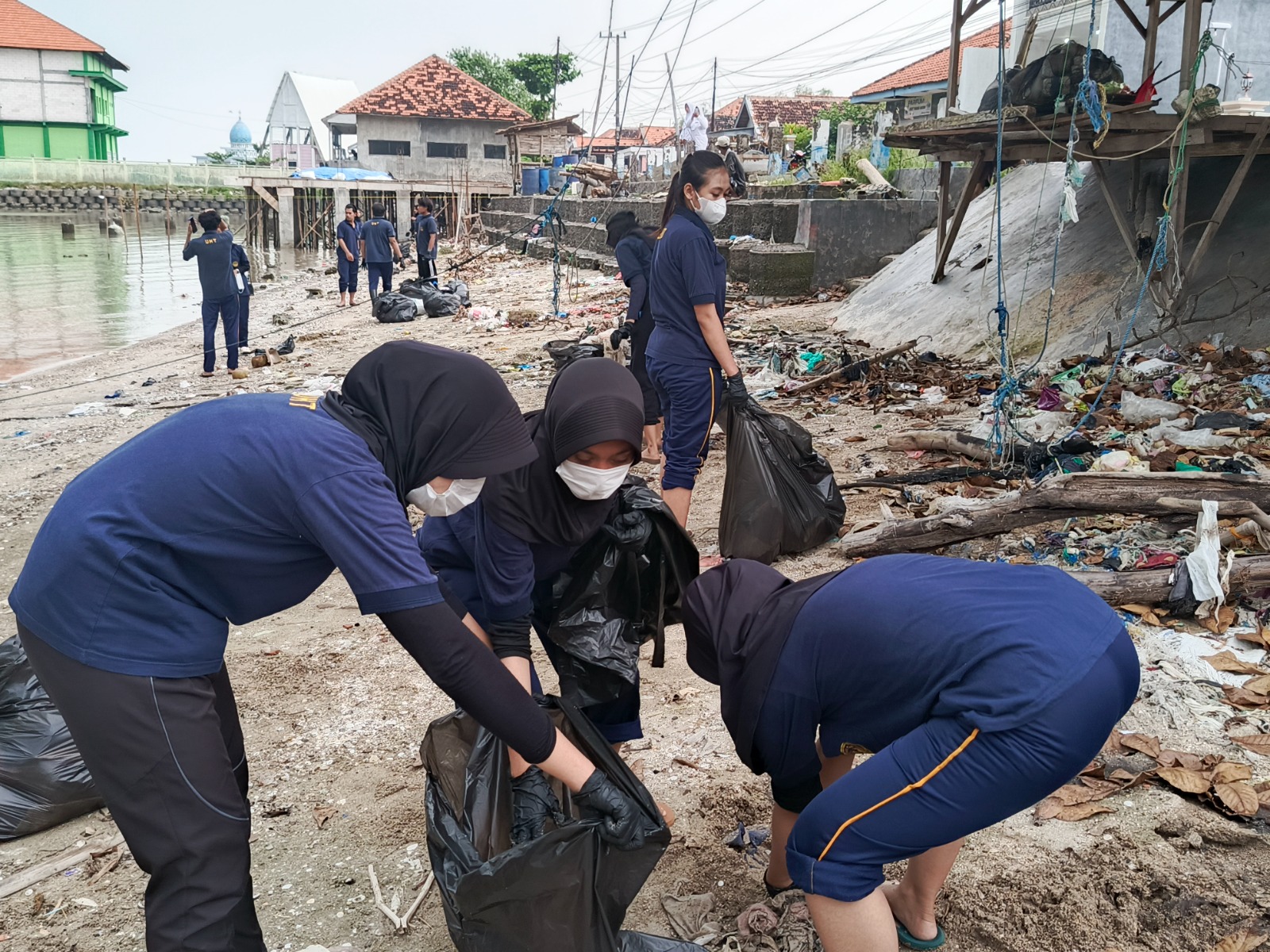 Kampus Laut Biru Mengabdi: BEM UHT Berdayakan Masyarakat Pesisir Kwanyar