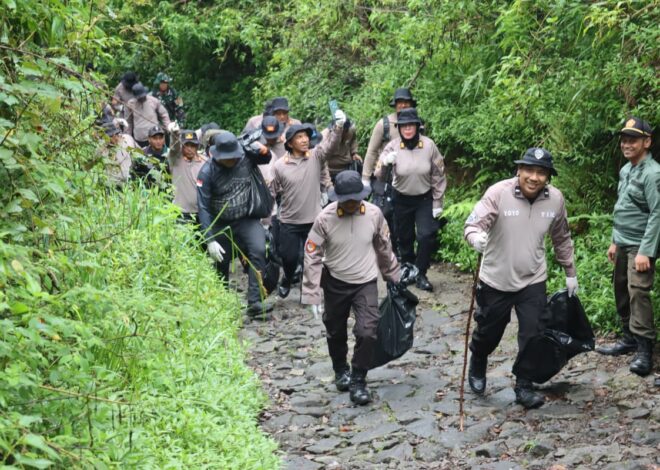 Gerakan Indonesia ASRI : Polres Magetan Gelar Korve di Jalur Pendakian Gunung Lawu