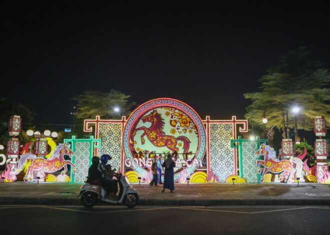 Sambut Imlek 2577, DLH Surabaya Pasang Dekorasi Kuda Api di Balai Kota dan Alun-Alun