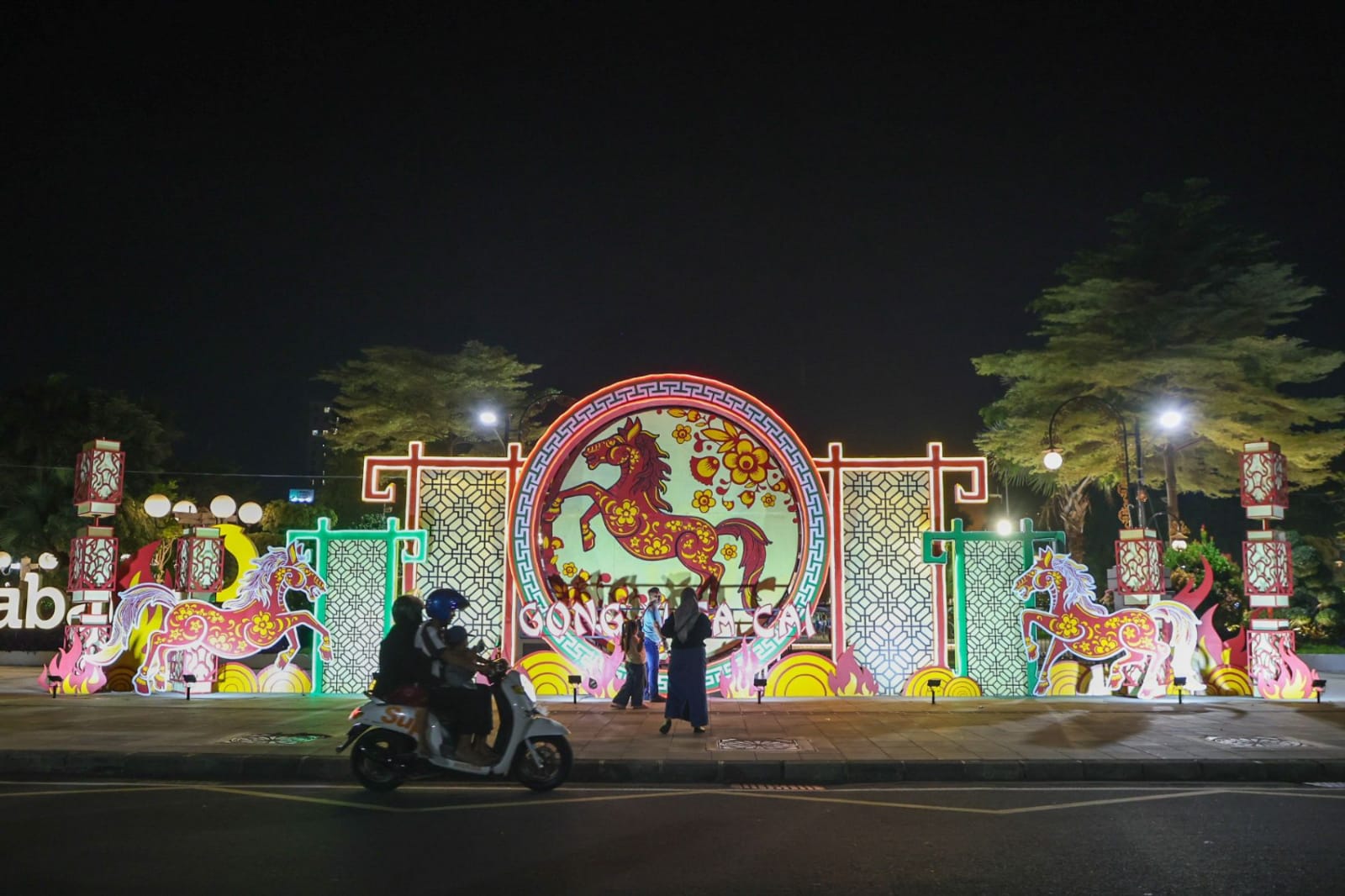 Sambut Imlek 2577, DLH Surabaya Pasang Dekorasi Kuda Api di Balai Kota dan Alun-Alun