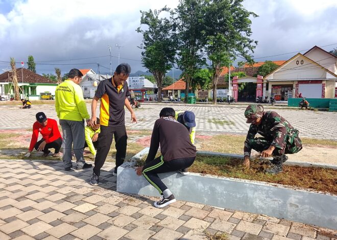 Karya Bakti Koramil Sangkapura Bersama Stakeholder, Percantik Alun-alun Kecamatan