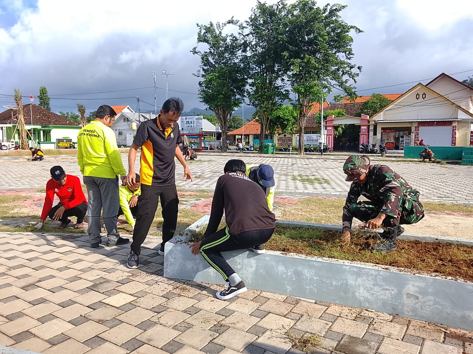 Karya Bakti Koramil Sangkapura Bersama Stakeholder, Percantik Alun-alun Kecamatan