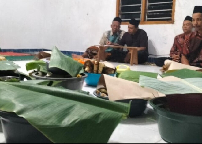 Musholla Nurul Huda Gelar Tradisi Hajatan Ketupat di Cerme Gresik