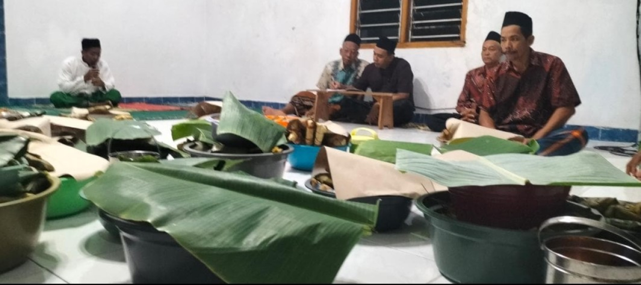 Musholla Nurul Huda Gelar Tradisi Hajatan Ketupat di Cerme Gresik