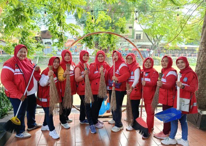 Kader Kecamatan Bubutan Gelar Kerja Bakti Bersihkan Bantaran Kalimas