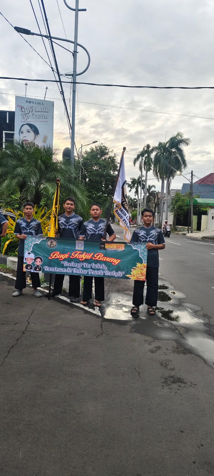 Surabaya — Semangat berbagi di bulan suci Ramadhan kembali ditunjukkan oleh Club Fighter Al Ikhlas PSHT Ranting Tegalsari Cabang Surabaya Pusat Madiun yang berkolaborasi dengan Media Banaspatiwatch melalui kegiatan sosial pembagian takjil kepada masyarakat.