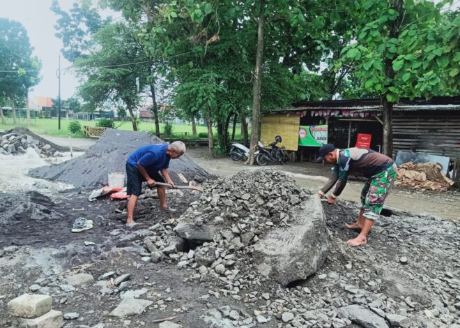 Pererat Kebersamaan, Babinsa dan Warga Pelemwatu Perbaiki Jalan Rusak