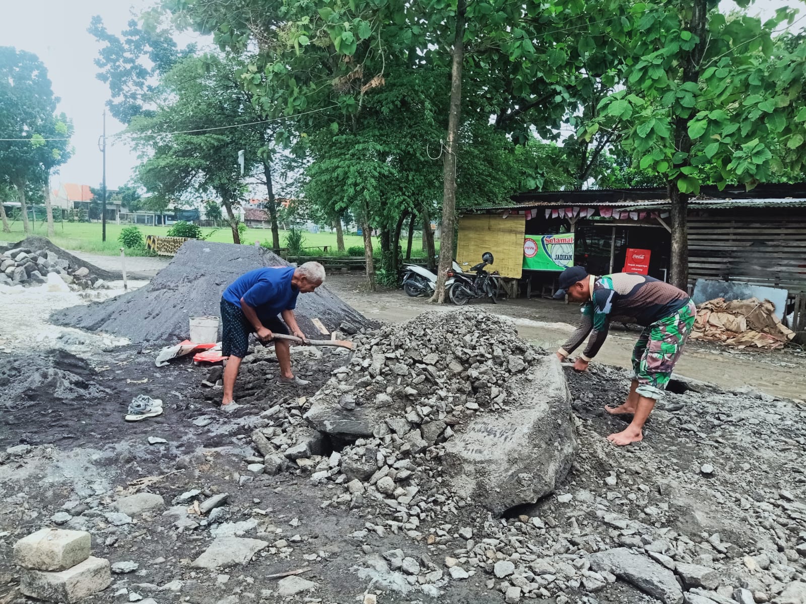 Pererat Kebersamaan, Babinsa dan Warga Pelemwatu Perbaiki Jalan Rusak