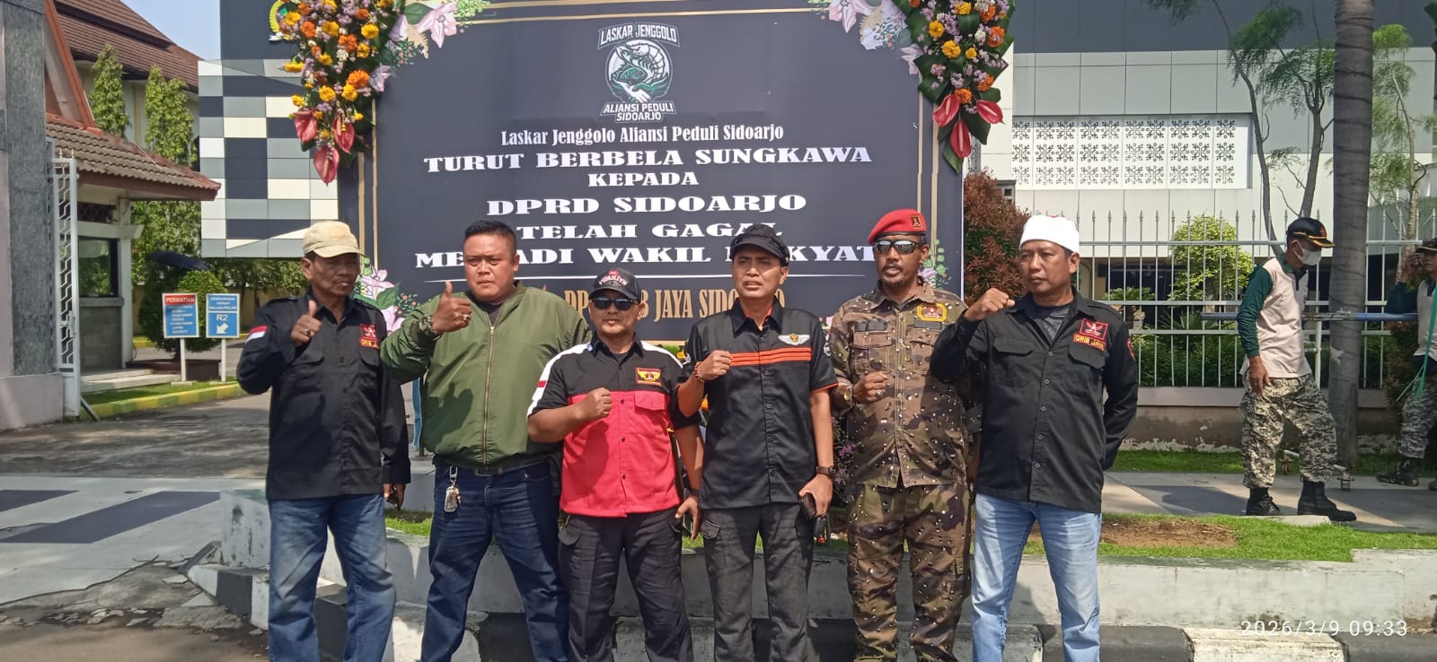 Puluhan Karangan Bunga “Ucapan Duka” Banjiri DPRD Sidoarjo, Sindiran Pedas untuk Wakil Rakyat