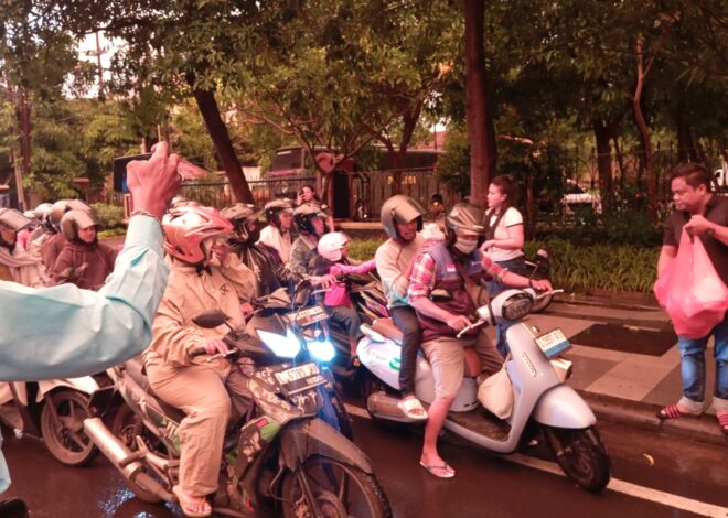 Team DJ Cindi Aurora Official Bertabur Kebaikan Bagi 300 Takjil Saat Menjelang Buka Puasa di Depan Polda