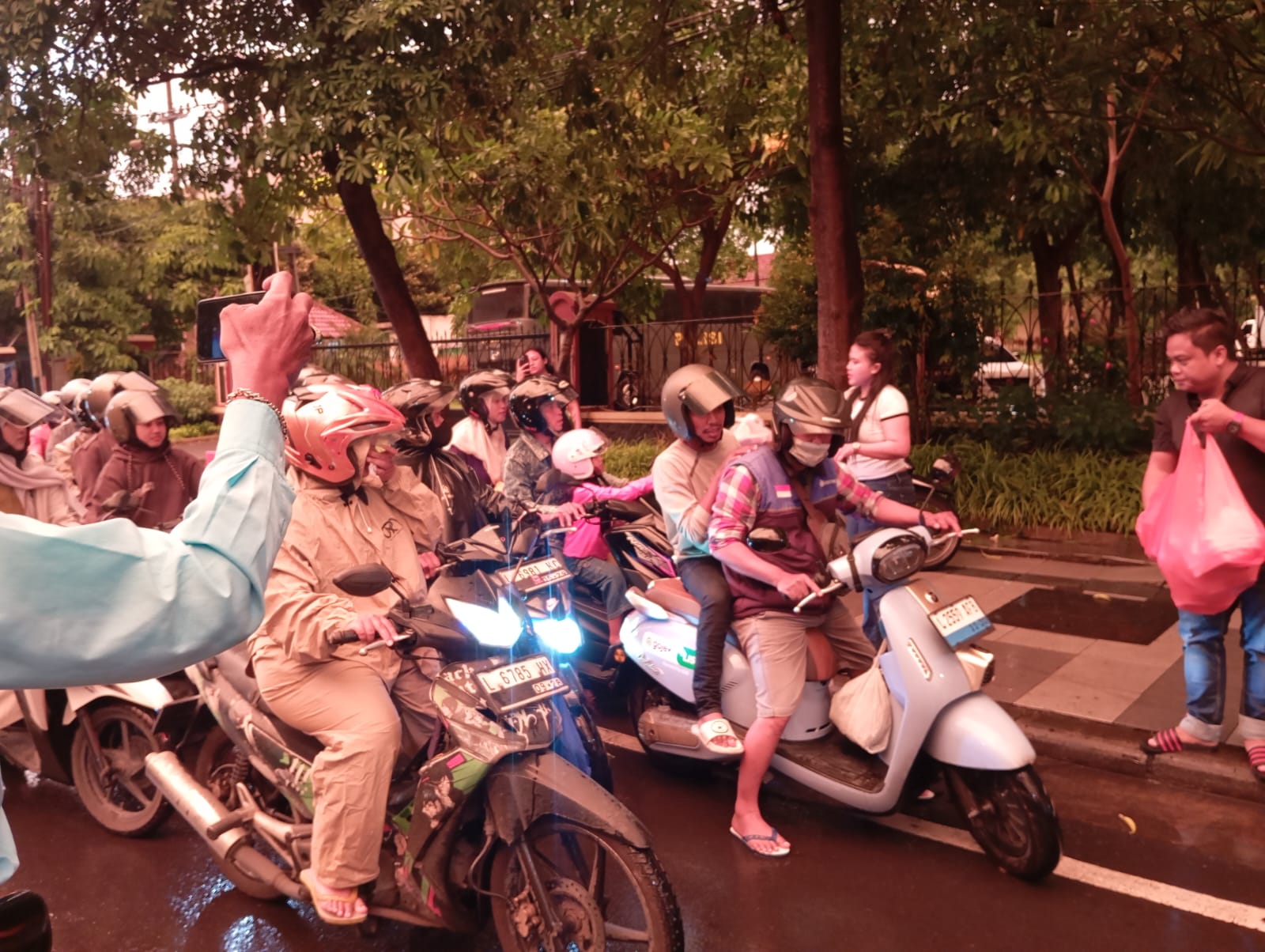 Team DJ Cindi Aurora Official Bertabur Kebaikan Bagi 300 Takjil Saat Menjelang Buka Puasa di Depan Polda