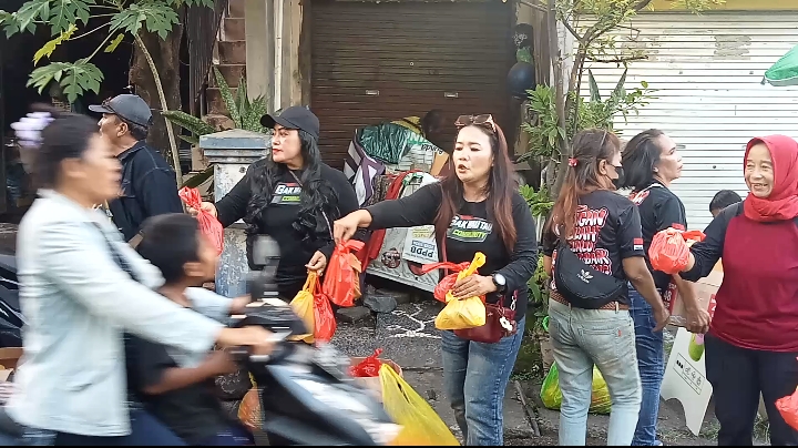 ” RAMADHAN BERKAH ” GMTC ( Gak Mau Tau Community ) Surabaya Berbagi Tak’jil Di Bulan Suci Ramadhan 1447 H/2026