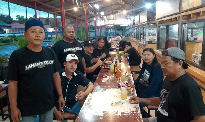 Kolaborasi komunitas Lanang t3lon dan Passer wong bodho gelar bagi ta’jil gratis di bulan yang penu keberkahan di jalan sunan giri.