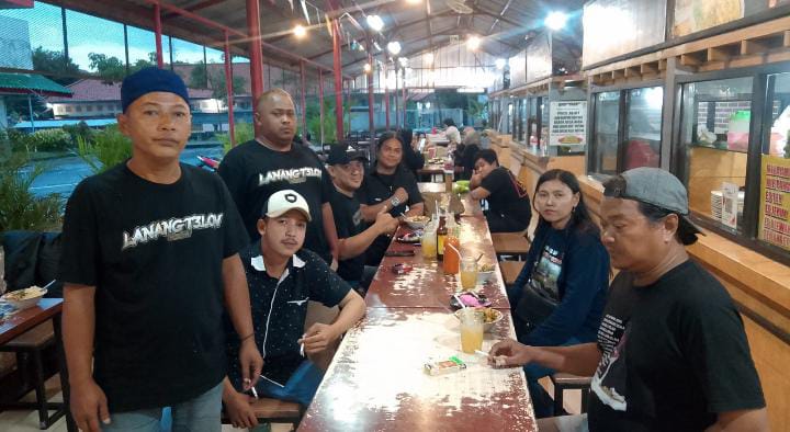 Kolaborasi komunitas Lanang t3lon dan Passer wong bodho gelar bagi ta’jil gratis di bulan yang penu keberkahan di jalan sunan giri.