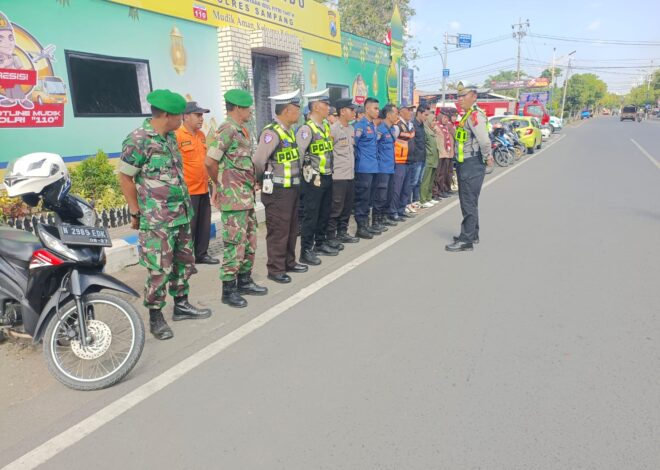 Kolaborasi di Bawah Cahaya Lebaran: Sertu Wahab Hadir Menjaga Hangatnya Kebersamaan di Alun-Alun Sampang