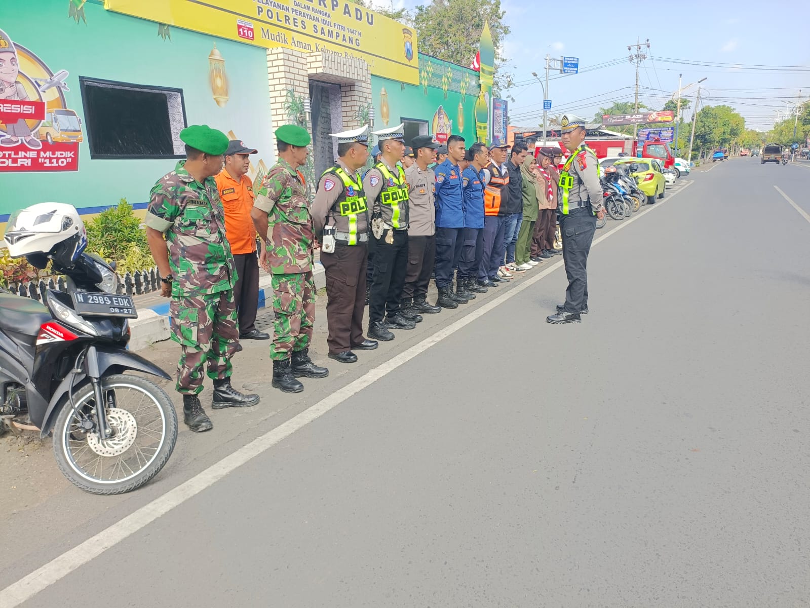 Kolaborasi di Bawah Cahaya Lebaran: Sertu Wahab Hadir Menjaga Hangatnya Kebersamaan di Alun-Alun Sampang