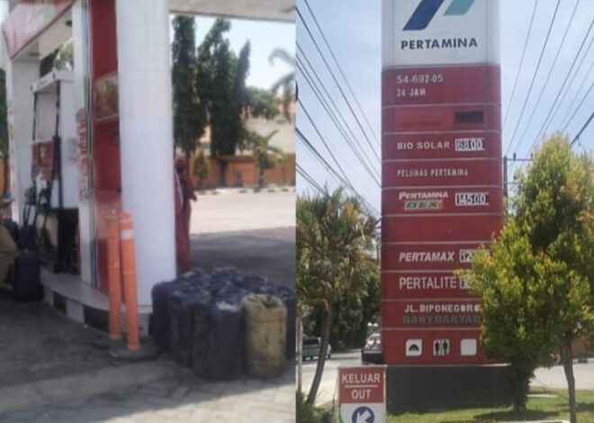 Karyawan Pom Bensin Banyuanyar Kecamatan Sampang Bermain Dengan Pengisi Jerigen.UnknownMaret 23, 2026