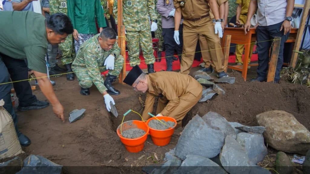 Wabub Pasuruan Bersama Danrem 083 Baladhika Jaya Ground Breaking Pembangunan Jembatan Perintis Garuda