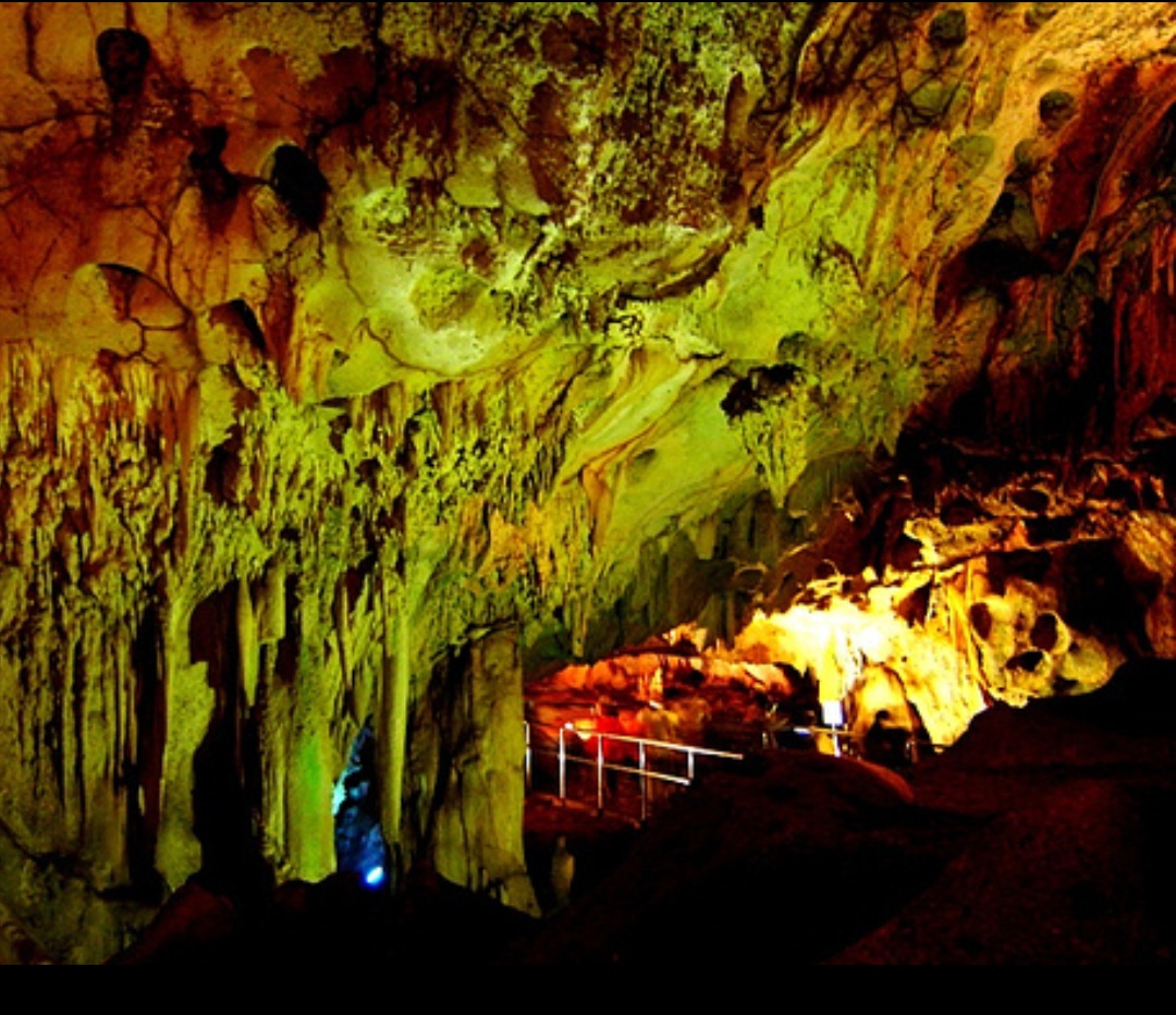 Menyusuri Keindahan Goa Maharani, Destinasi Unik di Pantura Jatim