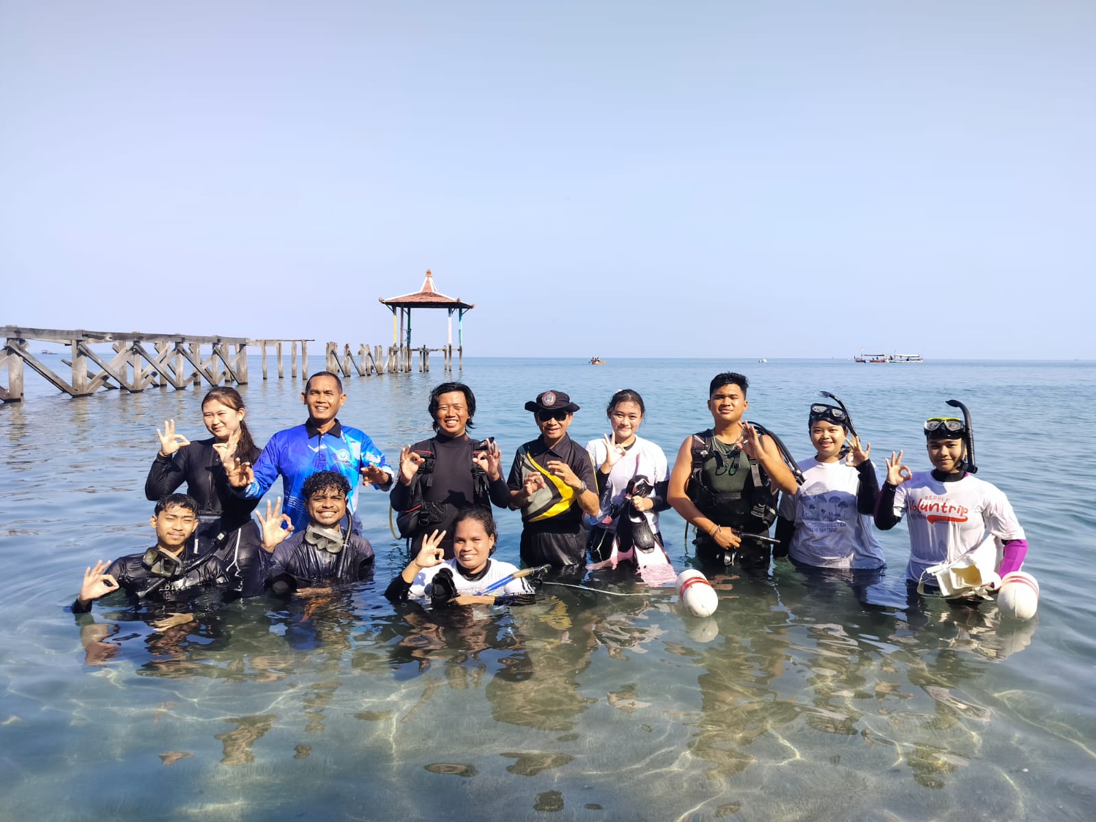 Peduli Laut Indonesia, Mahasiswa UHT Tanam Terumbu Karang dan Edukasi Pesisir Situbondo