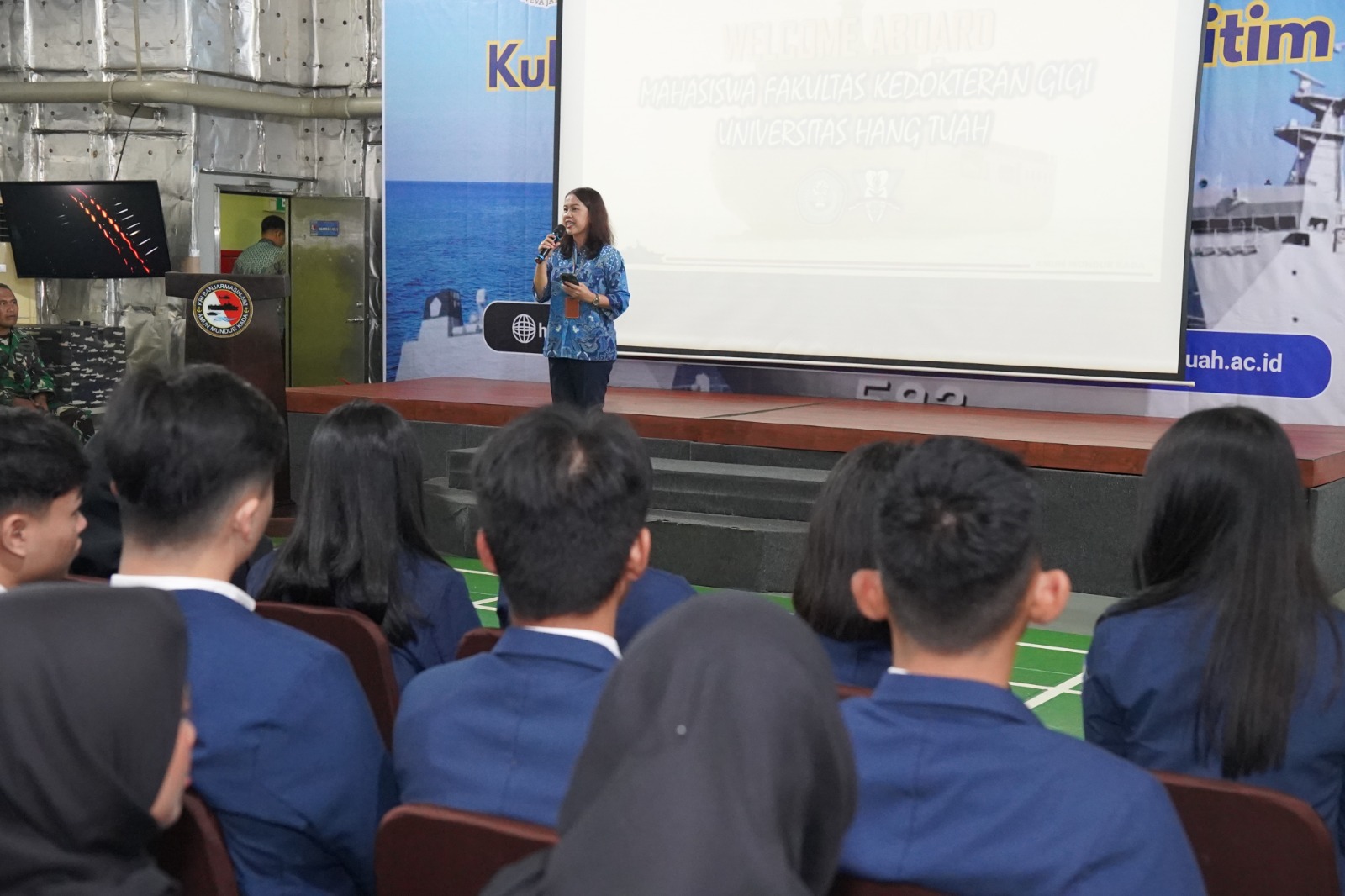 Cetak Dokter Gigi Berwawasan Maritim, Mahasiswa FKG UHT Melalsanakan Kuliah di KRI Banjarmasin 592