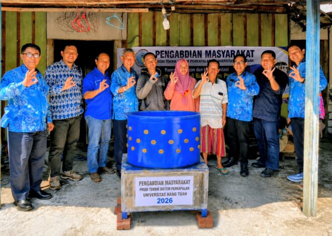 UHT Dorong Produktivitas UMKM melalui Teknologi Tepat Guna, Prodi Teknik Sistem Perkapalan Serahkan Mesin Pencabut Bulu Ayam