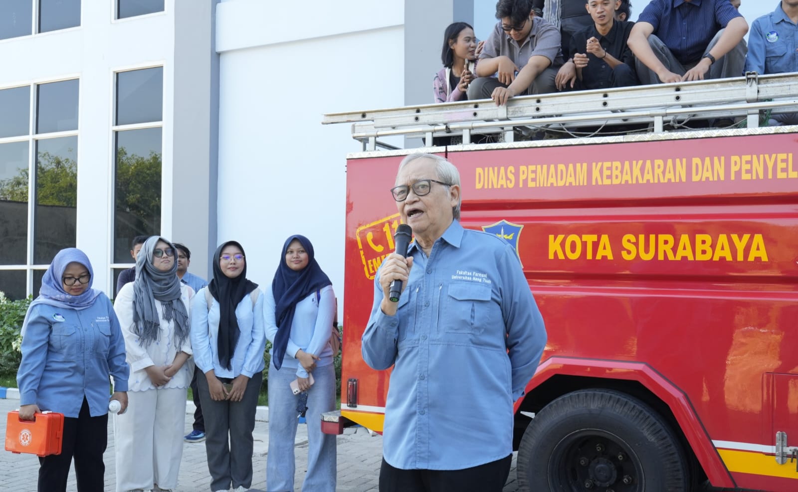Fakultas Farmasi UHT Tingkatkan Kesiapsiagaan Kebakaran Melalui Pelatihan APAR dan Simulasi Hydrant